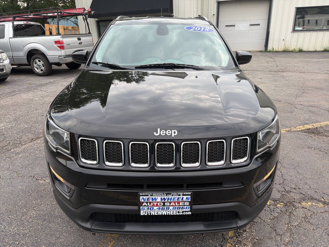 Used 2018 Jeep Compass Latitude w/ Cold Weather Group FWD image 2