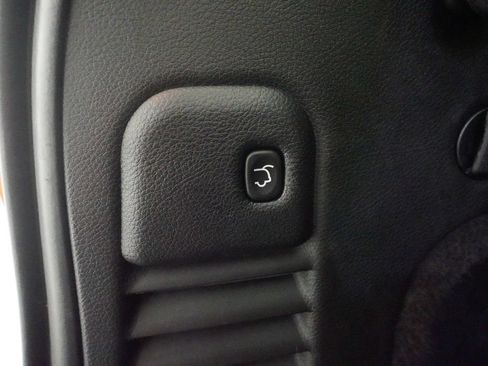 Used 2019 Jeep Grand Cherokee Overland AWD/4WD image 15