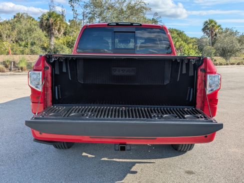 Used 2021 Nissan Titan SV w/ SV Convenience Package image 14