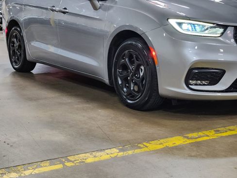 Used 2021 Chrysler Pacifica Touring-L w/ S Appearance Package image 16