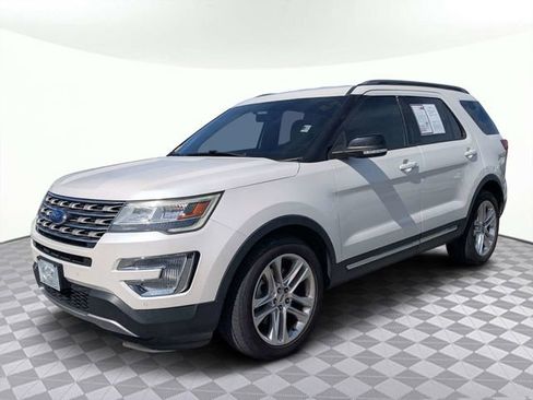 Used 2017 Ford Explorer XLT w/ Equipment Group 202A FWD image 6