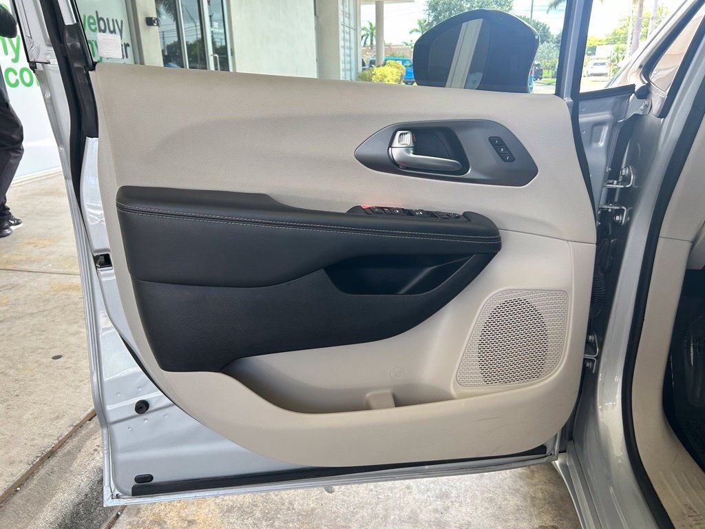 Used 2024 Chrysler Pacifica Touring-L FWD image 35