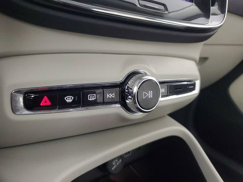 Certified 2026 Volvo XC40 B5 Plus AWD/4WD image 32