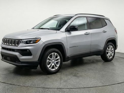 Used 2025 Jeep Compass Limited image 3