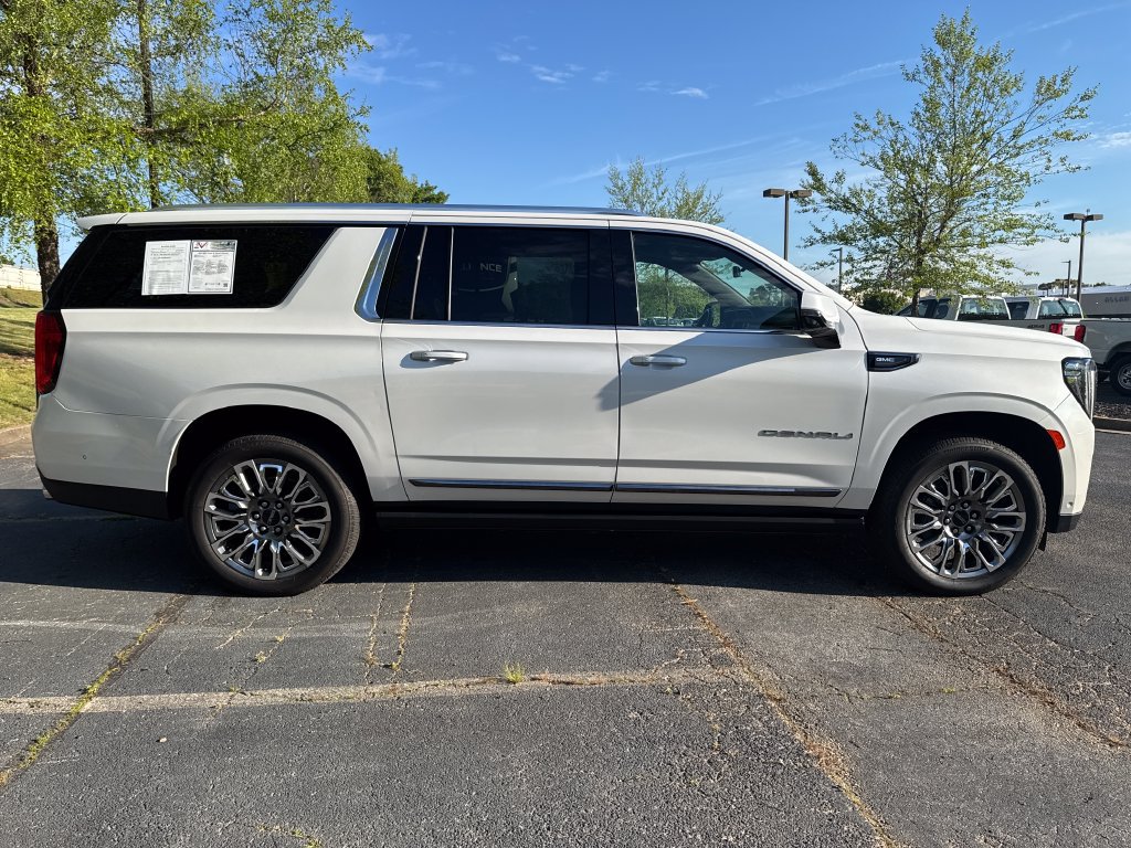 Used 2023 GMC Yukon XL Denali Ultimate AWD/4WD image 5