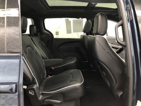 Certified 2024 Chrysler Pacifica Limited w/ S Appearance Package image 14