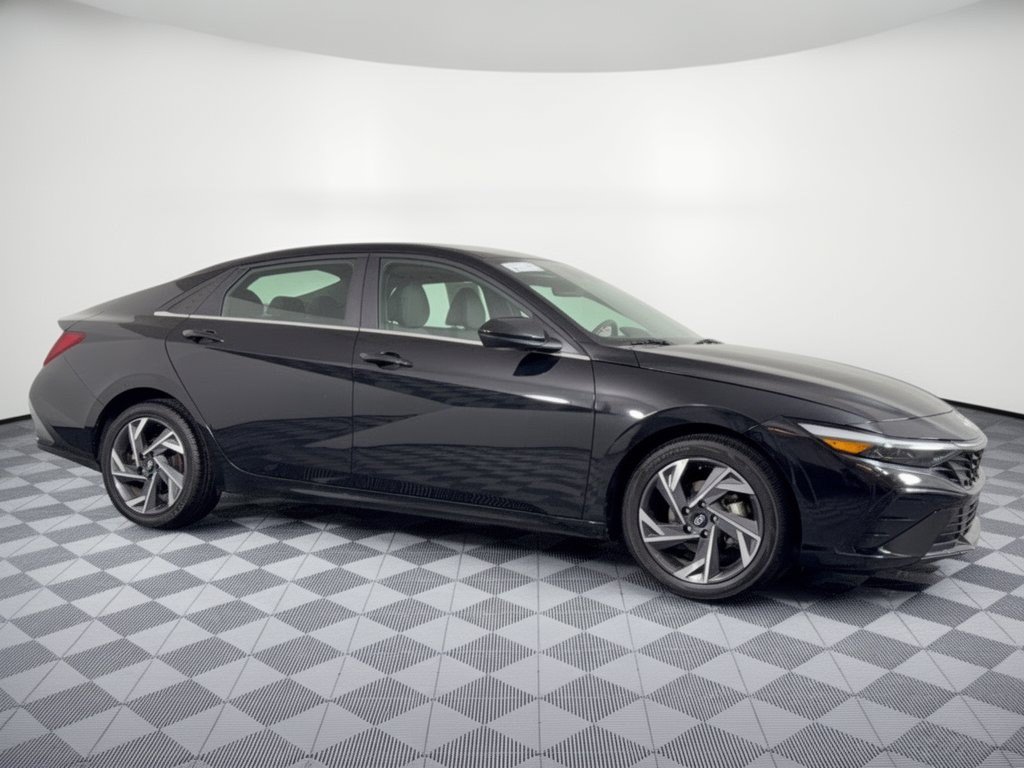 Used 2025 Hyundai Elantra SEL FWD image 8