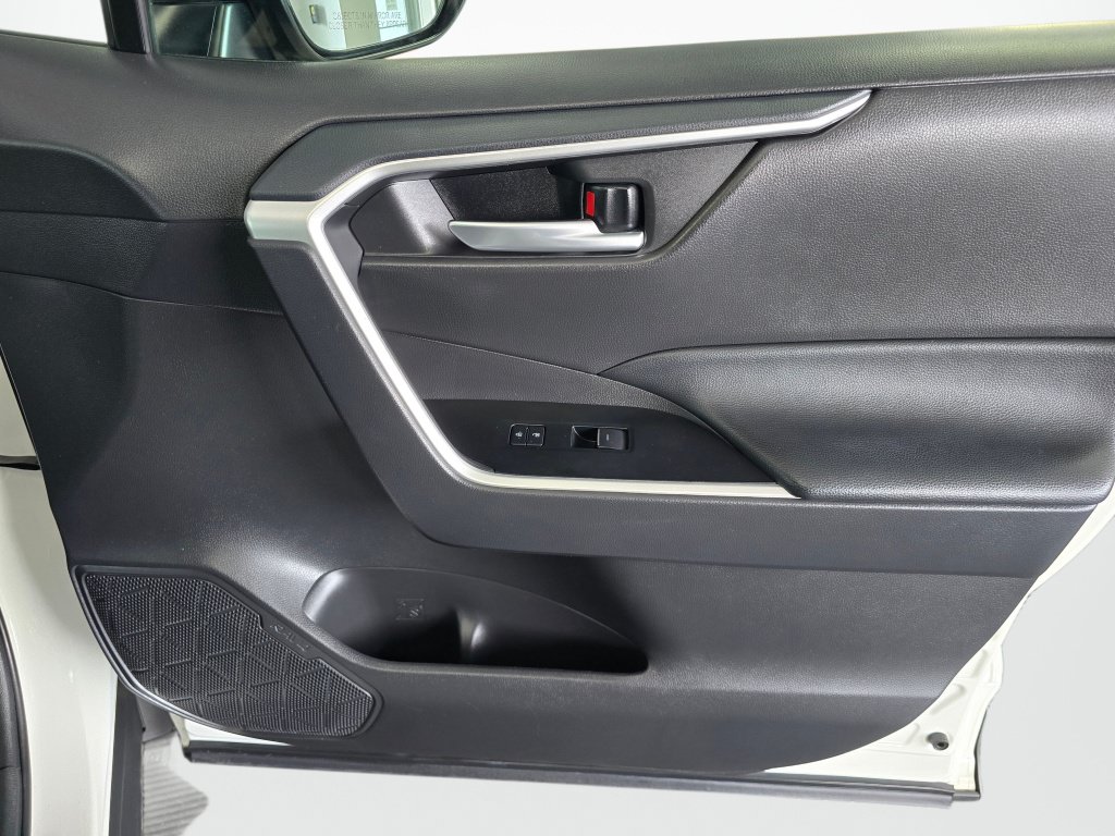 Used 2025 Toyota RAV4 XLE AWD/4WD image 42