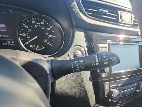 Used 2020 Nissan Rogue Sport SV image 31