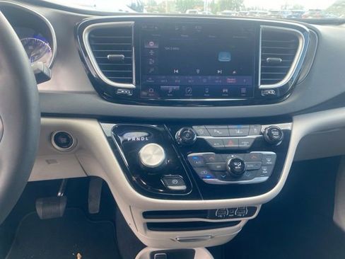Used 2024 Chrysler Pacifica Touring-L FWD image 12
