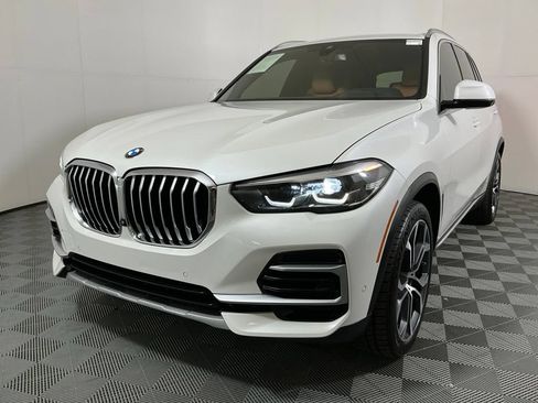 Certified 2022 BMW X5 xDrive40i w/ Parking Assistance Package AWD/4WD image 2