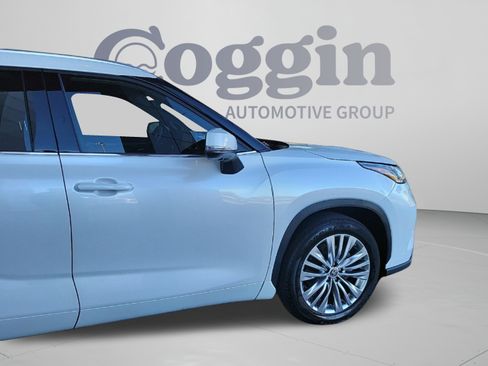 Used 2024 Toyota Highlander Platinum FWD image 35