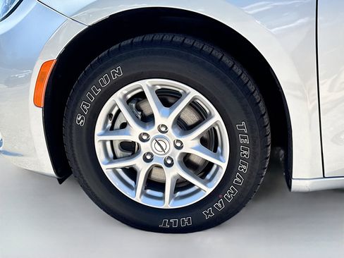 Used 2024 Chrysler Pacifica Touring-L FWD image 41
