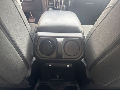 Used 2025 Jeep Wrangler Sahara image 24