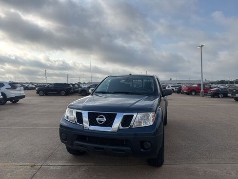 Used 2016 Nissan Frontier SV image 6