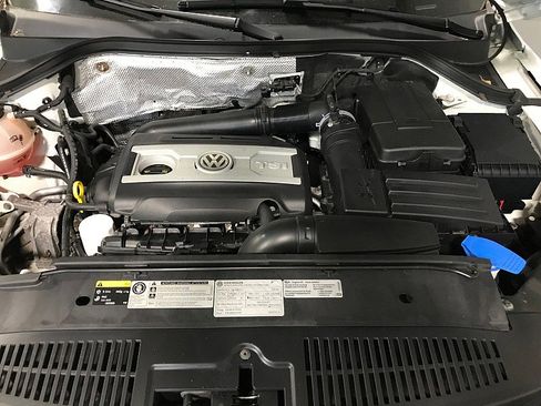 Used 2017 Volkswagen Tiguan S image 31
