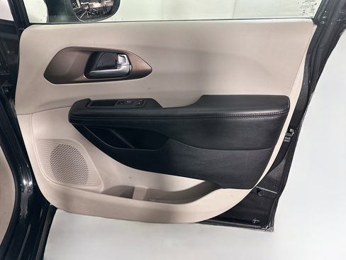 Used 2019 Chrysler Pacifica LX w/ Tire & Wheel Group FWD image 32
