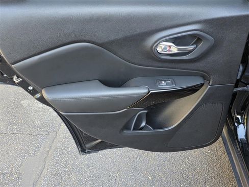 Used 2021 Jeep Cherokee Latitude Plus image 34