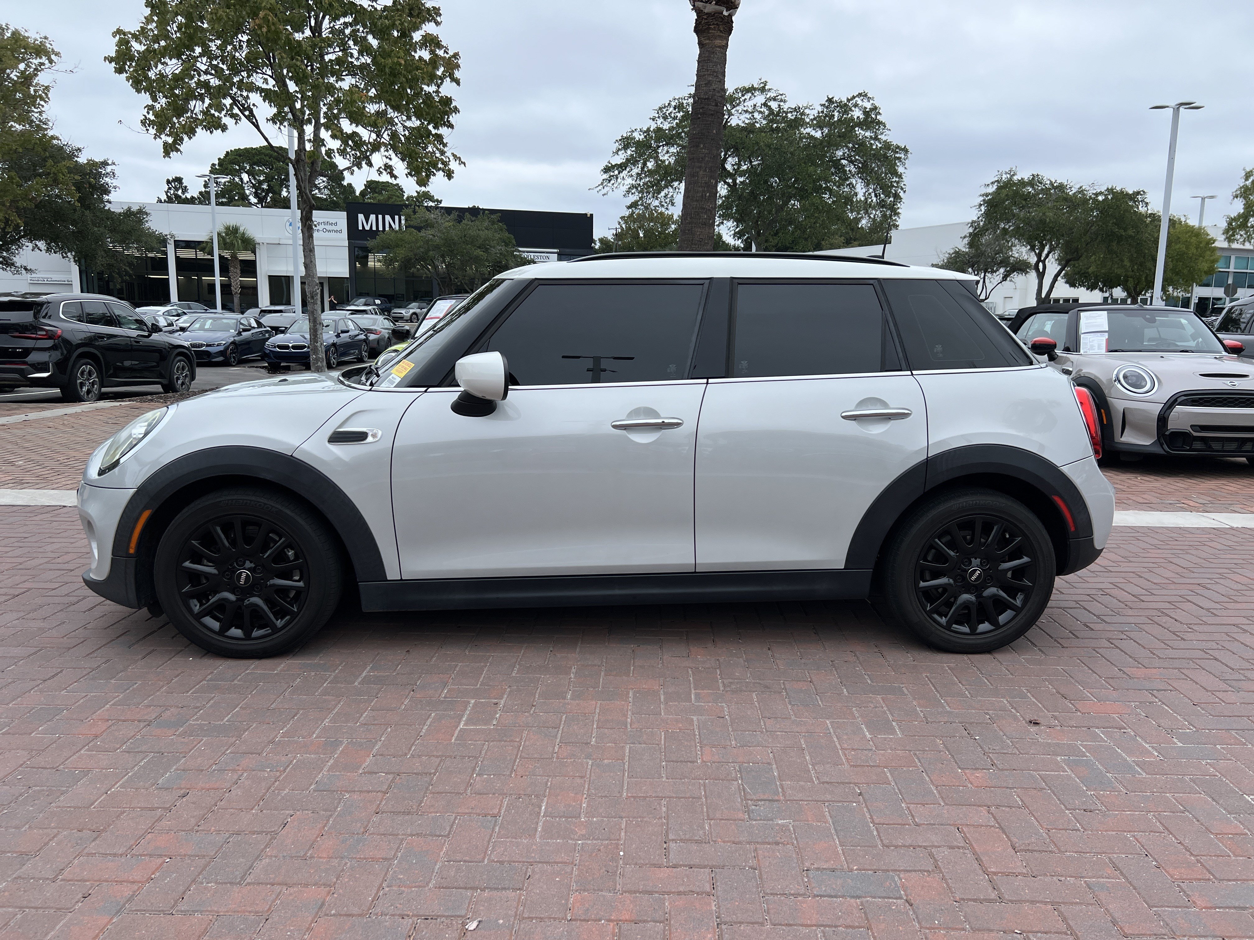 Used 2020 MINI Cooper 4-Door Hardtop w/ Premium Package FWD image 7