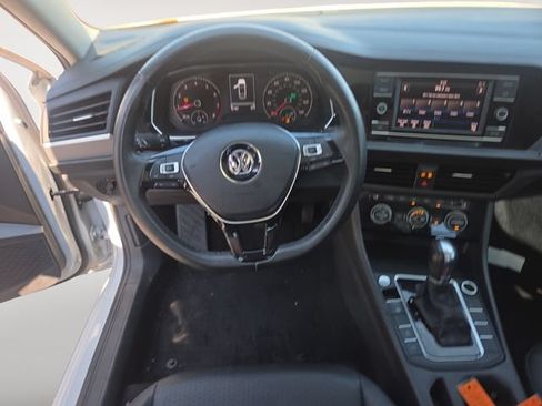 Used 2019 Volkswagen Jetta SE w/ Cold Weather Package FWD image 10