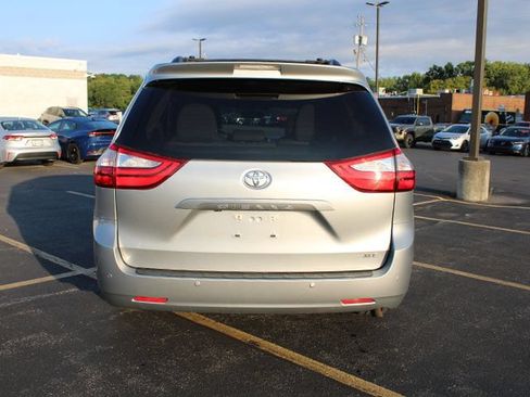 Used 2015 Toyota Sienna XLE Premium FWD image 6