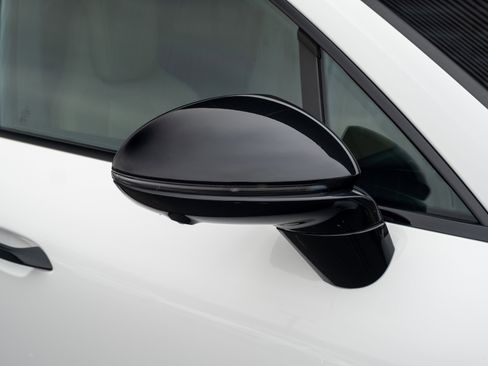 Certified 2025 Porsche Macan Electric image 41