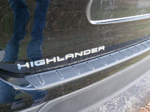 Used 2025 Toyota Highlander XLE image 11