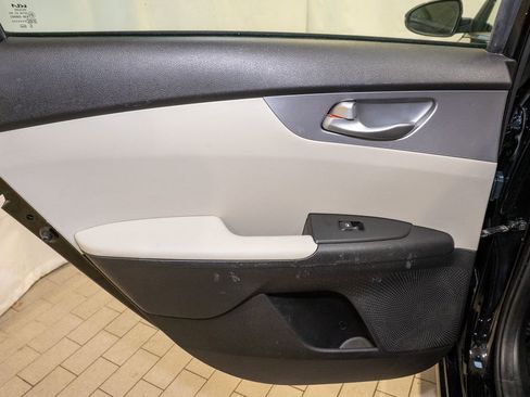 Used 2023 Kia Forte LXS w/ LXS Technology Package image 8