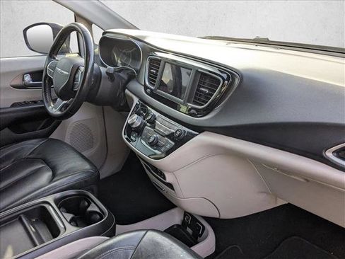 Used 2020 Chrysler Pacifica Touring-L image 22
