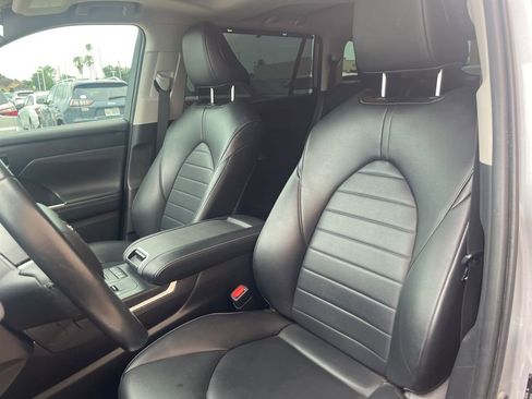 Used 2022 Toyota Highlander XLE image 37