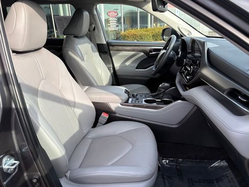 Used 2024 Toyota Highlander Limited image 15