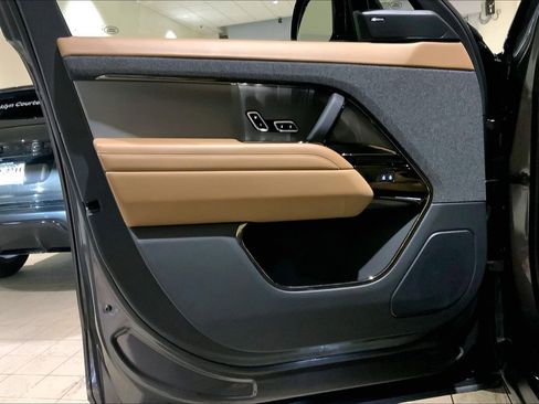 Used 2025 Land Rover Range Rover Sport SE image 21