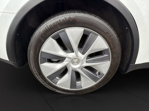 Used 2023 Tesla Model Y AWD image 23