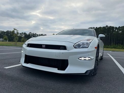 Used 2024 Nissan GT-R Premium w/ Premium Interior Package image 14