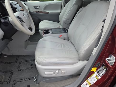 Used 2013 Toyota Sienna XLE FWD image 23