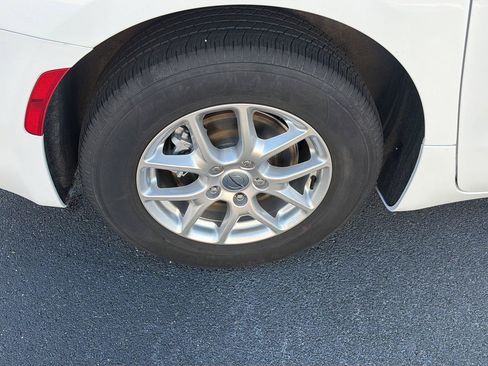 Used 2024 Chrysler Pacifica Touring-L FWD image 38
