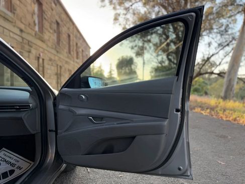 Used 2021 Hyundai Elantra SE FWD image 24