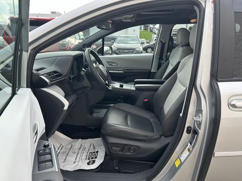 Used 2022 Toyota Sienna XSE w/ XSE Plus Package AWD/4WD image 14