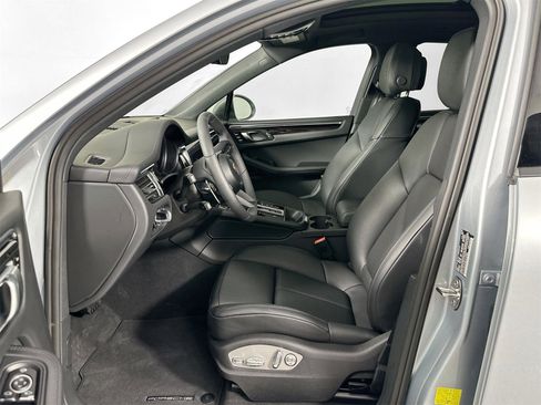 Certified 2025 Porsche Macan image 5