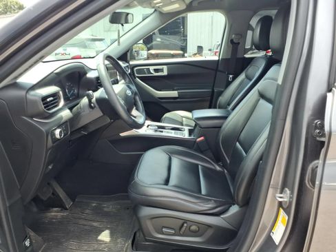 Used 2022 Ford Explorer XLT w/ Equipment Group 202A RWD image 8