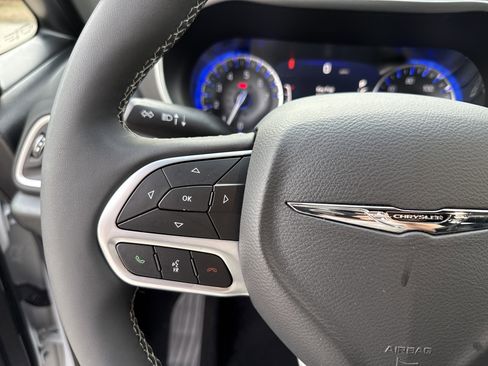 Used 2025 Chrysler Pacifica Select image 23