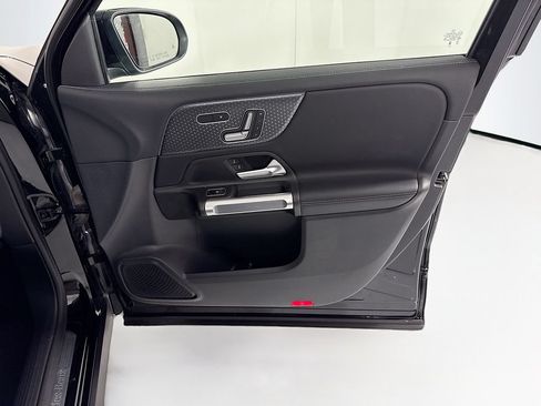 Used 2025 Mercedes-Benz GLB 250 image 25