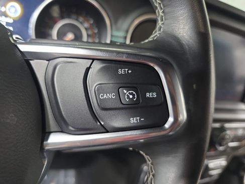 Used 2019 Jeep Wrangler Unlimited Sahara w/ Dual Top Group AWD/4WD image 17