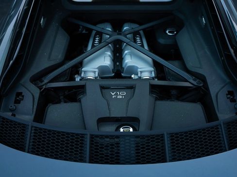 Used 2018 Audi R8 V10 w/ Premium Package RWD image 29