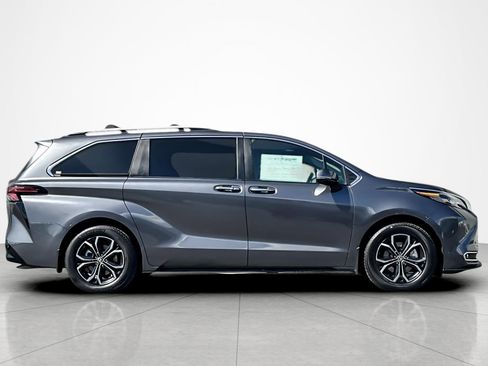 Used 2025 Toyota Sienna Platinum AWD/4WD image 6