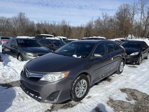 Used 2014 Toyota Camry LE image 2