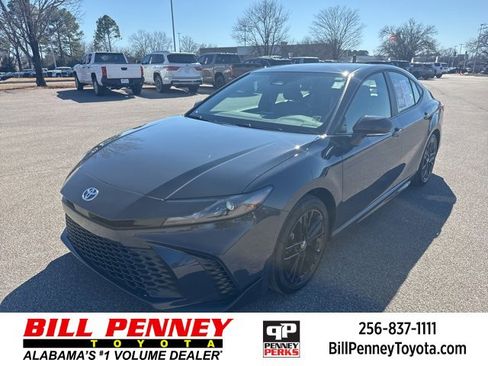 Used 2025 Toyota Camry SE image 1