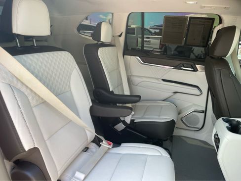 Used 2024 GMC Acadia Denali w/ Super Cruise Package FWD image 24