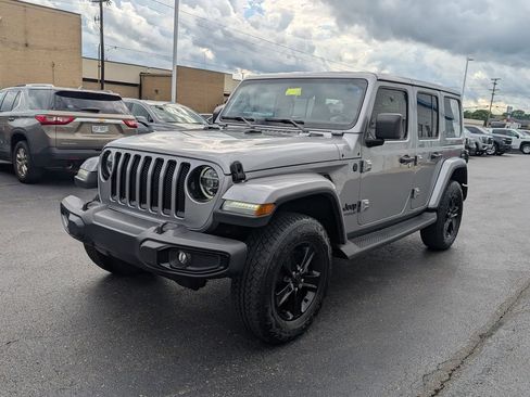 Used 2021 Jeep Wrangler Unlimited Sahara AWD/4WD image 3