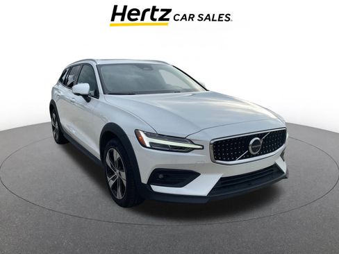 Used 2025 Volvo V60 B5 Cross Country Plus image 1